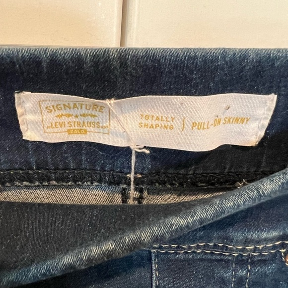 WJ1. Levi's Signature Gold Ladies' Pull-on Jean 4S - Picture 3 of 6